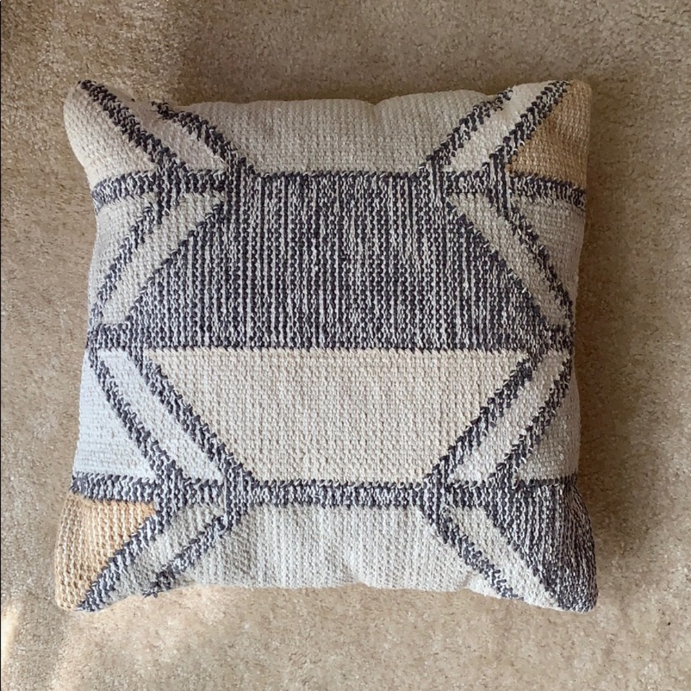 Throw pillows - Picture 2 of 4
